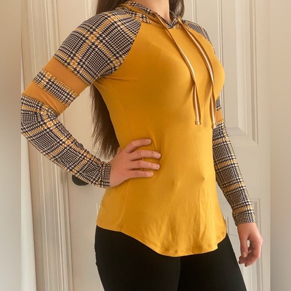 ULTRA FLIRT - Houndstooth mesh cutout long sleeve tee with hood - Picture 1 of 5